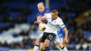 LIVERPOOL, ENGLAND - NOVEMBER 23: Davy Klaassen of Everton and Timoty Castagne of Atalanta battle for possession during the UEFA Europa League group E match between Everton FC and Atalanta at Goodison Park on November 23, 2017 in Liverpool, United Kingdom. (Photo by Alex Livesey/Getty Images)