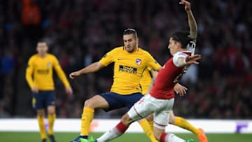 LONDON, ENGLAND - APRIL 26: Koke of Atletico Madrid and Hector Bellerin of Arsenal in action during the UEFA Europa League Semi Final leg one match between Arsenal FC and Atletico Madrid at Emirates Stadium on April 26, 2018 in London, United Kingdom. (Photo by Mike Hewitt/Getty Images)