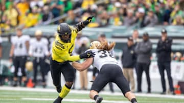 EUGENE, OR - OCTOBER 30: Kayvon Thibodeaux #5 of the Oregon Ducks rushes against the Colorado Buffaloes at Autzen Stadium on October 30, 2021 in Eugene, Oregon. (Photo by Tom Hauck/Getty Images)