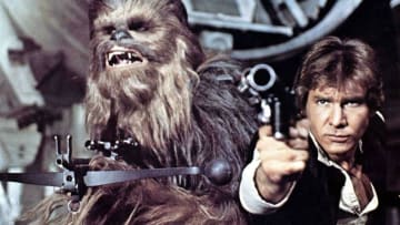 Kino. Krieg Der Sterne, 1970er, 1970s, Chewbacca, Fantasy, Film, Hans Solo, Science Fiction, Star Wars, Krieg Der Sterne, 1970er, 1970s, Chewbacca, Fantasy, Film, Hans Solo, Science Fiction, Star Wars, Star Wars. Peter Mayhew, Harrison Ford Chewbacca (Peter Mayhew) und Han Solo (Harrison Ford) wollen Prinzessin Leia Organa befreien. , 1977. (Photo by FilmPublicityArchive/United Archives via Getty Images)