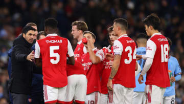MANCHESTER, ENGLAND - JANUARY 27: Mikel Arteta, Head Coach of Arsenal speaks with his players during the Emirates FA Cup Fourth Round match between Manchester City and Arsenal at Etihad Stadium on January 27, 2023 in Manchester, England. (Photo by Marc Atkins/Getty Images)