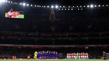 LONDON, ENGLAND - NOVEMBER 03: Players line up around the centre circle for a minute?s silence ahead of Armistice day prior to the Premier League match between Arsenal FC and Liverpool FC at Emirates Stadium on November 3, 2018 in London, United Kingdom. (Photo by Michael Regan/Getty Images)