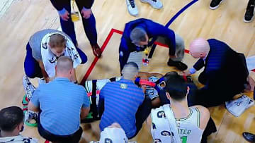 Equipo médico de Celtics atiende a Kemba Walker después de su choque en el que se lesionó el cuello