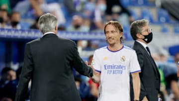 VITORIA GASTEIZ, SPAIN - AUGUST 14: coach Carlo Ancelotti of Real Madrid, Luka Modric of Real Madrid during the La Liga Santander match between Deportivo Alaves v Real Madrid at the Estadio de Mendizorroza on August 14, 2021 in Vitoria Gasteiz Spain (Photo by David S. Bustamante/Soccrates/Getty Images)