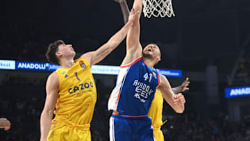 Ante Zizic #41 of Anadolu Efes and Gabriele Procida #1 of Alba Berlin (Photo by Seskim Photo/MB Media/Getty Images)