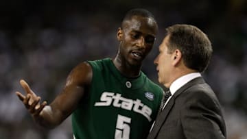 DETROIT - APRIL 06: Head coach Tom Izzo of the Michigan State Spartans talks with Travis Walton #5 against the North Carolina Tar Heels during the 2009 NCAA Division I Men's Basketball National Championship game at Ford Field on April 6, 2009 in Detroit, Michigan. (Photo by Andy Lyons/Getty Images)