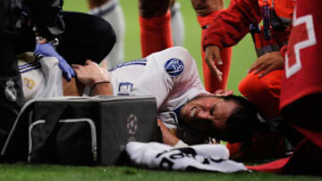 MADRID, SPAIN - SEPTEMBER 14: Gareth Bale of Real Madrid lies injured after colliding with Sebastian Coates of Sporting Clube de Portugal during the UEFA Champions League Group F match between Real Madrid CF and Sporting Clube de Portugal at estadio Santiago Bernabeu on September 14, 2016 in Madrid, . (Photo by Denis Doyle/Getty Images)