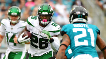 JACKSONVILLE, FLORIDA - OCTOBER 27: Le'Veon Bell #26 of the New York Jets runs the ball in the first quarter of a football game against the Jacksonville Jaguars at TIAA Bank Field on October 27, 2019 in Jacksonville, Florida. (Photo by Julio Aguilar/Getty Images)