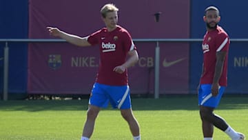 Barcelona's Dutch midfielder Frenkie De Jong (L) arrives with Barcelona's Dutch forward Memphis Depay. (Photo by LLUIS GENE/AFP via Getty Images)