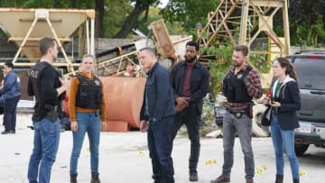 CHICAGO P.D. -- "Trust Me" Episode 907 -- Pictured: (l-r) Jesse Lee Soffer as Jay Halstead, Tracy Spiridakos as Hailey, Jason Beghe as Hank Voight, LaRoyce Hawkins as Kevin Atwater, Patrick John Flueger as Adam Ruzek, Marina Squerciati as Kim Burgess -- (Photo by: Lori Allen/NBC)