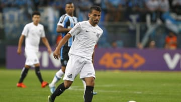 PORTO ALEGRE, BRAZIL - OCTOBER 15: Walace of Gremio battles for the ball against Thiago Maia of Santos during the match Gremio v Santos as part of Brasileirao Series A 2015, at Arena do Gremio on October 15, 2015 in Porto Alegre, Brazil. (Photo by Lucas Uebel/Getty Images)