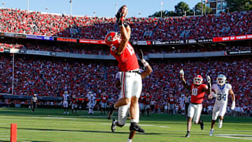 Brock Bowers brings in the catch for a touchdown against the Kentucky Wildcats. (Photo by Todd Kirkland/Getty Images)