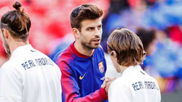 BARCELONA, SPAIN - OCTOBER 28: Gerard Pique of Barcelona, Gareth Bale and Luka Modric of Real Madrid gestures during the La Liga match between FC Barcelona and Real Madrid CF at Camp Nou on October 28, 2018 in Barcelona, Spain. (Photo by TF-Images/Getty Images)