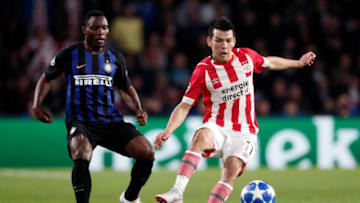 EINDHOVEN, NETHERLANDS - OCTOBER 3: (L-R) Kwadwo Asamoah of Internazionale, Hirving Lozano of PSV during the UEFA Champions League match between PSV v Internazionale at the Philips Stadium on October 3, 2018 in Eindhoven Netherlands (Photo by Soccrates/Getty Images)