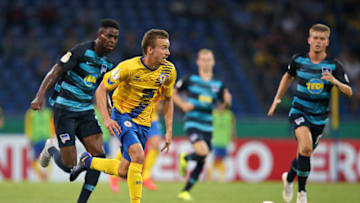 BRAUNSCHWEIG, GERMANY - AUGUST 20: Jordan Torunarigha of Hertha BSC, David Sauerland of Eintracht Braunschweig and Maximilian Mittelstaedt of Hertha BSC battle for the ball during the DFB Cup first round match between Eintracht Braunschweig and Hertha BSC at Eintracht Stadion on August 20, 2018 in Braunschweig, Germany. (Photo by TF-Images/Getty Images)