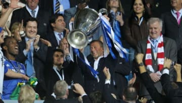 (GERMANY OUT) Fussball, Saison 2011-2012, UEFA Champions League Finale, FC Bayern München - FC Chelsea 3-4 n.E. Roman Abramovich (Besitzer des FC Chelsea) stemmt den Pokal, links Didier Drogba, rechts Horst Seehofer (Photo by Team 2 Sportphoto/ullstein bild via Getty Images)