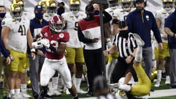 ARLINGTON, TEXAS - JANUARY 01: Najee Harris #22 of the Alabama Crimson Tide runs the ball during the College Football Playoff Semifinal at the Rose Bowl football game against the Notre Dame Fighting Irish at AT&T Stadium on January 01, 2021 in Arlington, Texas. The Alabama Crimson Tide defeated the Notre Dame Fighting Irish 31-14. (Photo by Alika Jenner/Getty Images)