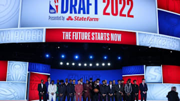 (L-R) Blake Wesley, Walker Kessler, Jaden Hardy, Tari Eason, Jalen Williams, Jalen Duren, AJ Griffen, Dyson Daniels, Johnny Davis, Jabari Smith, Bennedict Mathurin, Chet Holmgren, Jaden Ivy, Paulo Banchero, Shaedon Sharpe, Jeremy Sochan, TyTy Washington, Keegan Murray, Ochai Agbaji, Ousmane Dieng, Malaki Branham, Mark Williams, Marjon Beauchamp, Nikola Jovic pose for a group onstage during the 2022 NBA Draft on June 23, 2022 at Barclays Center in Brooklyn, New York City, United States. (Photo by Tayfun Coskun/Anadolu Agency via Getty Images)
