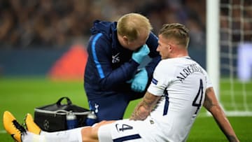 LONDON, ENGLAND - NOVEMBER 01: Toby Alderweireld of Tottenham Hotspur speaks with medic before leaving the pitch injured during the UEFA Champions League group H match between Tottenham Hotspur and Real Madrid at Wembley Stadium on November 1, 2017 in London, United Kingdom. (Photo by Laurence Griffiths/Getty Images)