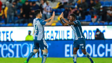 Nicolás Ibáñez (left) and Avilés Hurtado (right) were the protagonists on Pachuca's game-tying play. Here they celebrate after the late goal that boosted their unbeaten home streak to 15 games. (Photo by Manuel Velasquez/Getty Images)