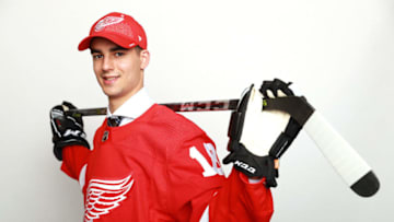 Joseph Veleno, 2018 NHL Draft (Photo by Tom Pennington/Getty Images)
