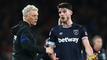 LONDON, ENGLAND - DECEMBER 15: West Ham manager David Moyes speaks with Captain Declan Rice during the Premier League match between Arsenal and West Ham United at Emirates Stadium on December 15, 2021 in London, England. (Photo by Marc Atkins/Getty Images)