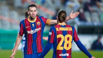 Sergio Busquets talks to Oscar Mingueza of FC Barcelona. (Photo by Fran Santiago/Getty Images)