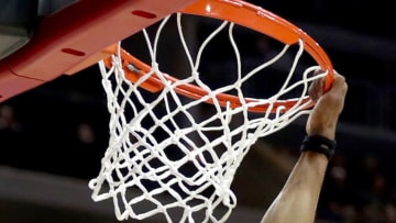 DES MOINES, IOWA - MARCH 23: Charles Matthews #1 of the Michigan Wolverines dunks the ball against the Florida Gators during the second half in the second round game of the 2019 NCAA Men's Basketball Tournament at Wells Fargo Arena on March 23, 2019 in Des Moines, Iowa. (Photo by Jamie Squire/Getty Images)