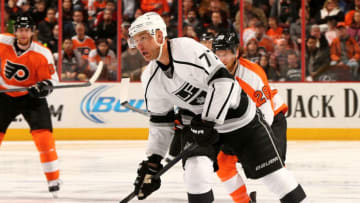 PHILADELPHIA, PA - MARCH 24: Jeff Carter #77 of the Los Angeles Kings looks for a shot as Claude Giroux #28 of the Philadelphia Flyers defends at Wells Fargo Center on March 24, 2014 in Philadelphia, Pennsylvania.The Los Angeles Kings defeated the Philadelphia Flyers 3-2. (Photo by Elsa/Getty Images)