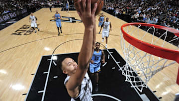 SAN ANTONIO, TX - APRIL 17: Kyle Anderson #1 of the San Antonio Spurs dunks against against the Memphis Grizzlies during Game Two of the Western Conference Quarterfinals of the 2017 NBA Playoffs on April 17, 2017 AT&T Center in San Antonio, Texas. NOTE TO USER: User expressly acknowledges and agrees that, by downloading and or using this photograph, user is consenting to the terms and conditions of the Getty Images License Agreement. Mandatory Copyright Notice: Copyright 2017 NBAE (Photos by Mark Sobhani/NBAE via Getty Images)