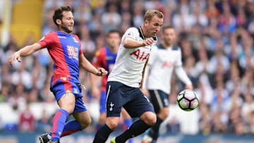 LONDON, ENGLAND - AUGUST 20: Harry Kane of Tottenham Hotspur is closed down by Yohan Cabaye of Crystal Palace during the Premier League match between Tottenham Hotspur and Crystal Palace at White Hart Lane on August 20, 2016 in London, England. (Photo by Alex Broadway/Getty Images)