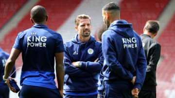 SOUTHAMPTON, ENGLAND - AUGUST 25: Adrien Silva of Leicester City speaks with team mates ahead of the Premier League match between Southampton FC and Leicester City at St Mary's Stadium on August 25, 2018 in Southampton, United Kingdom. (Photo by Bryn Lennon/Getty Images)