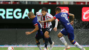 ZAPOPAN, MEXICO - JULY 28: Angel Zaldivar #14 of Chivas fights for the ball with Julio Cesar Dominguez #04 of Cruz Azul during the 2nd round match between Chivas and Cruz Azul as part of the Torneo Apertura 2018 Liga MX at Akron Stadium on July 28, 2018 in Zapopan, Mexico. (Photo by Refugio Ruiz/Getty Images)