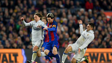 BARCELONA, SPAIN - DECEMBER 03: Lionel Messi (C) of Barcelona competes for the ball against Luka Modric (L) and Mateo Kovacic (R) of Real Madrid during the La Liga match between FC Barcelona and Real Madrid CF at Camp Nou on December 3, 2016 in Barcelona, Spain. (Photo by David Ramos/Getty Images)