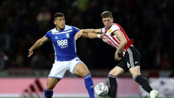 BRENTFORD, ENGLAND - OCTOBER 02: Che Adams of Birmingham City battles with Chris Mepham of Brentford during the Sky Bet Championship match between Brentford and Birmingham City at Griffin Park on October 2, 2018 in Brentford, England. (Photo by Bryn Lennon/Getty Images)
