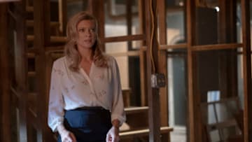Stargirl -- "Brainwave" -- Image Number: STG109b_0602r.jpg -- Pictured: Amy Smart as Barbara Whitmore -- Photo: Mark Hill/The CW -- © 2020 The CW Network, LLC. All Rights Reserved.