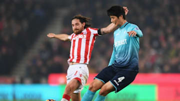 STOKE ON TRENT, ENGLAND - OCTOBER 31: Ki Sung-Yueng of Swansea City is challenged by Joe Allen of Stoke City during the Premier League match between Stoke City and Swansea City at Bet365 Stadium on October 31, 2016 in Stoke on Trent, England. (Photo by Laurence Griffiths/Getty Images)