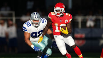 ARLINGTON, TX - NOVEMBER 05: Kansas City Chiefs running back Tyreek Hill (10) rushes with the ball during the NFL game between the Kansas City Chiefs and Dallas Cowboys on November 5, 2017 at AT