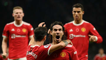 LONDON, ENGLAND - OCTOBER 30: Edinson Cavani of Manchester United celebrates scoring their team's second goal with Bruno Fernandes during the Premier League match between Tottenham Hotspur and Manchester United at Tottenham Hotspur Stadium on October 30, 2021 in London, England. (Photo by Mike Hewitt/Getty Images)