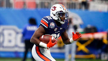 Auburn footballJan 1, 2018; Atlanta, GA, USA; Auburn Tigers running back Kerryon Johnson (21) runs the ball against the Central Florida Knights in the second quarter in the 2018 Peach Bowl at Mercedes-Benz Stadium. Mandatory Credit: Brett Davis-USA TODAY Sports