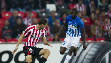 BILBAO, SPAIN - NOVEMBER 03: Oscar De Marcos of Athletic Club duels for the ball with Wilfred Ndidi of KRC Genk during the UEFA Europa League match between Athletic Club and KRC Genk at San Mames Stadium on November 3, 2016 in Bilbao, . (Photo by Juan Manuel Serrano Arce/Getty Images)