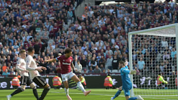 LONDON, ENGLAND - SEPTEMBER 29: Felipe Anderson of West Ham United scores his goal during the Premier League match between West Ham United and Manchester United at London Stadium on September 29, 2018 in London, United Kingdom. (Photo by Arfa Griffiths/West Ham United via Getty Images)