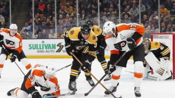 BOSTON, MA - OCTOBER 25: Boston Bruins left defenseman Zdeno Chara (33) moves in on Philadelphia Flyers right wing Wayne Simmonds (17) during a game between the Boston Bruins and the Philadelphia Flyers on October 25, 2018, at TD Garden in Boston, Massachusetts. The Bruins defeated the Flyers 3-0. (Photo by Fred Kfoury III/Icon Sportswire via Getty Images)