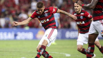 RIO DE JANEIRO, BRAZIL - NOVEMBER 21: Gustavo Cuéllar of Flamengo kicks for the ball during a match between Flamengo and Gremio as part of Brasileirao Series A 2018 t Maracana Stadium on November 21, 2018 in Rio de Janeiro, Brazil. (Photo by Bruna Prado/Getty Images)
