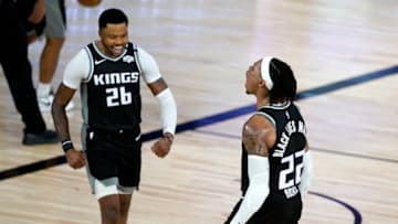 LAKE BUENA VISTA, FLORIDA - AUGUST 06: Kent Bazemore #26 and Richaun Holmes #22 of the of the Sacramento Kings react during the second half of an NBA basketball game against the New Orleans Pelicans at HP Field House at ESPN Wide World Of Sports Complex on August 6, 2020 in Lake Buena Vista, Florida. NOTE TO USER: User expressly acknowledges and agrees that, by downloading and or using this photograph, User is consenting to the terms and conditions of the Getty Images License Agreement. (Photo by Ashley Landis-Pool/Getty Images)