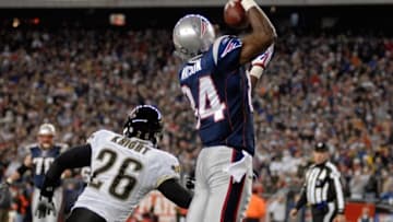 FOXBOROUGH, MA - JANUARY 12: Benjamin Watson #84 of the New England Patriots catches a touchdown in the first quarter behind Sammy Knight #26 of the Jacksonville Jaguars during the AFC Divisional playoff game at Gillette Stadium game on January 12, 2008 in Foxboro, Massachusetts. (Photo by Michael Heiman/Getty Images)