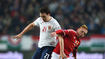 BUDAPEST, HUNGARY - NOVEMBER 15: Vegard Forren of Norway and Laszlo Kleinheisler of Hungary compete for the ball during the UEFA EURO 2016 Qualifier Play-Off, second leg match between Hungary and Norway at Groupama Arena on November 15, 2015 in Budapest, Hungary. (Photo by Shaun Botterill/Getty Images)
