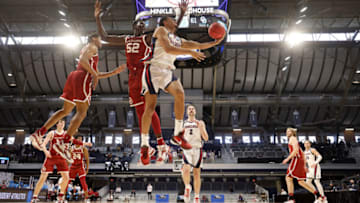 Gonzaga Bulldogs guard Jalen Suggs shoots the ball on the interior. (Photo by Andy Lyons/Getty Images)