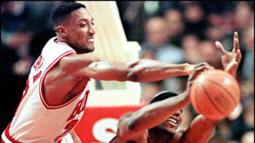 Scottie Pippen, Clifford Robinson, Chicago Bulls (Photo credit should read VINCENT LAFORET/AFP via Getty Images)