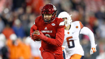 LOUISVILLE, KY - NOVEMBER 18: Jaylen Smith #9 of the Louisville Cardinals runs for a touchdown against the Syracuse Orange during the game at Papa John's Cardinal Stadium on November 18, 2017 in Louisville, Kentucky. (Photo by Andy Lyons/Getty Images)
